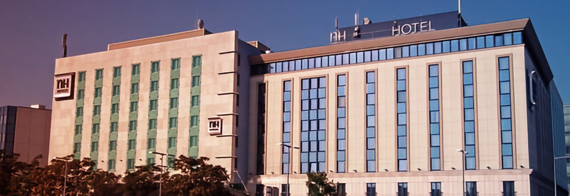 Außenansicht des NH Hotels am Flughafen Wien