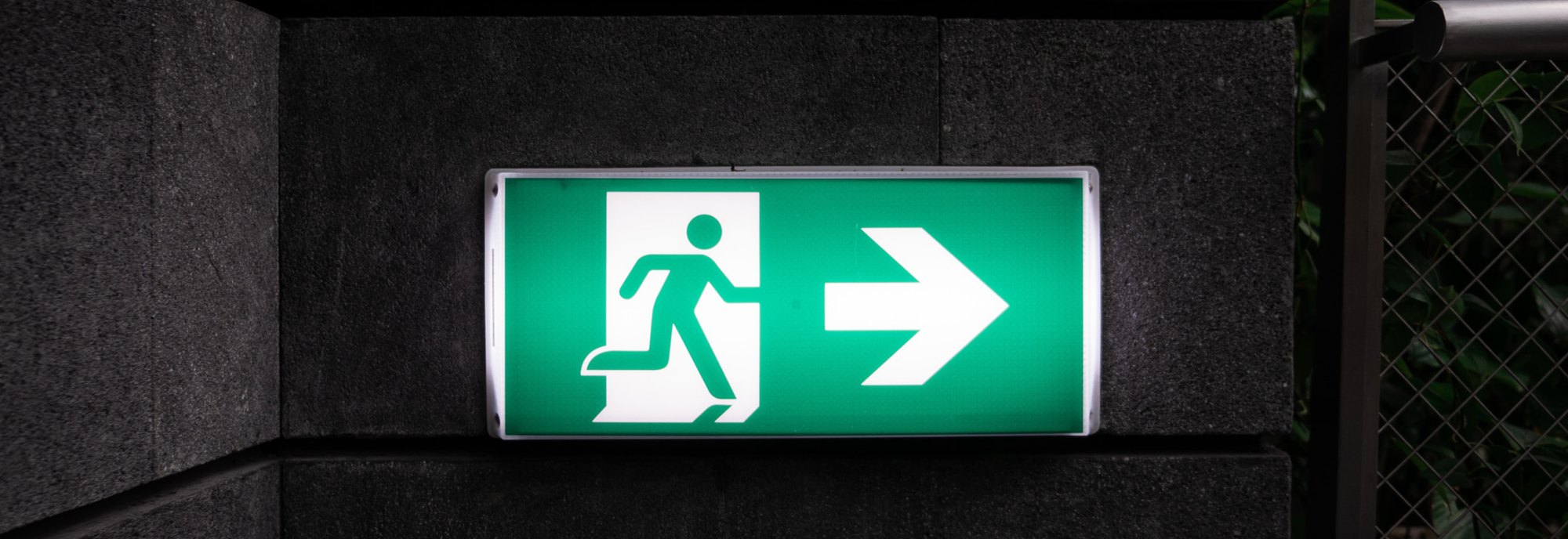 Beleuchtetes Hinweisschild für einen Notausgang
